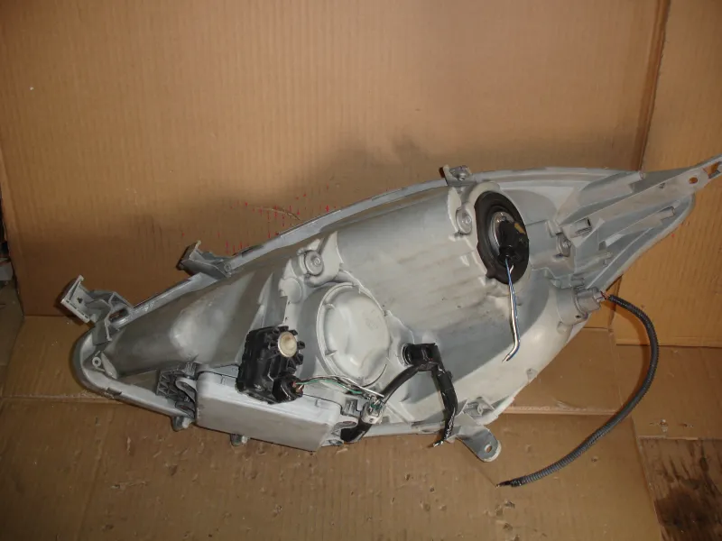 Фары оптика Toyota Isis ANM10G ксенон Цена указана за одну