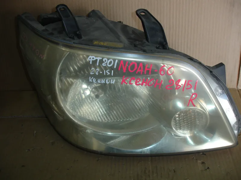 Фары оптика Toyota Noah AZR60 ксенон Цена указана за одну