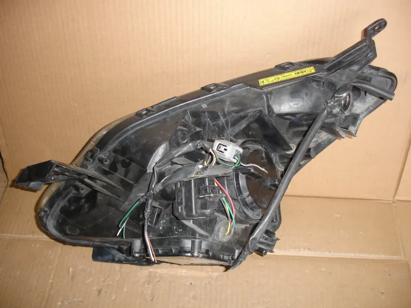 Фары оптика Toyota Ractis NCP100 Цена указана за одну