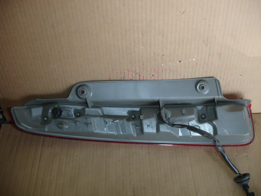 Фонарь стоп-сигнала Toyota Isis ZNM10G