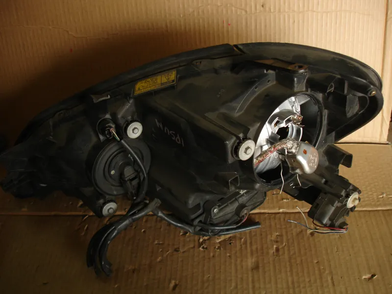 Фары оптика Toyota Ipsum Ксенон 2модель Черный фон правая