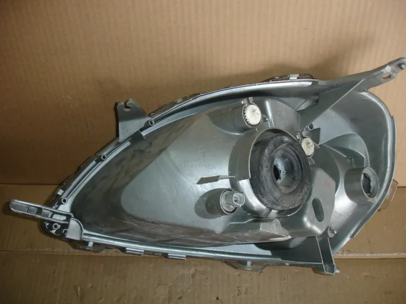 Фары оптика Toyota Vitz SCP10 Цена указана за одну