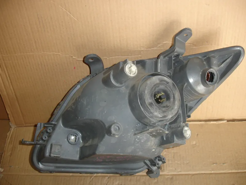 Фары оптика Toyota IST Цена указана за одну