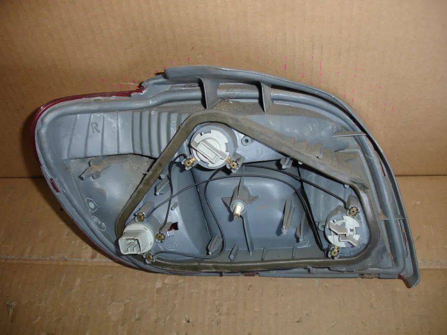 Фонарь стоп-сигнала Toyota Vitz SCP10 цена за один