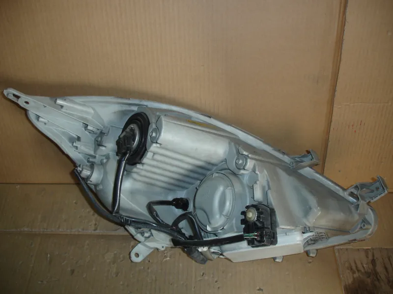 Фары оптика Toyota Isis ANM10G ксенон Цена указана за одну