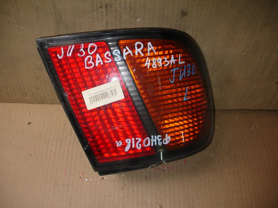 Фонарь стоп-сигнала Nissan Bassara JTU30