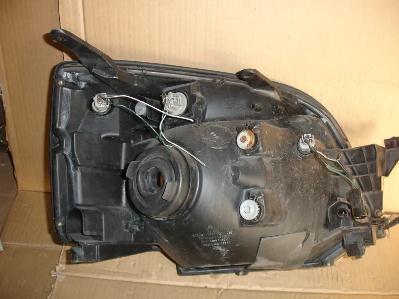 Фары оптика Toyota Voxy AZR65G Цена указана за одну