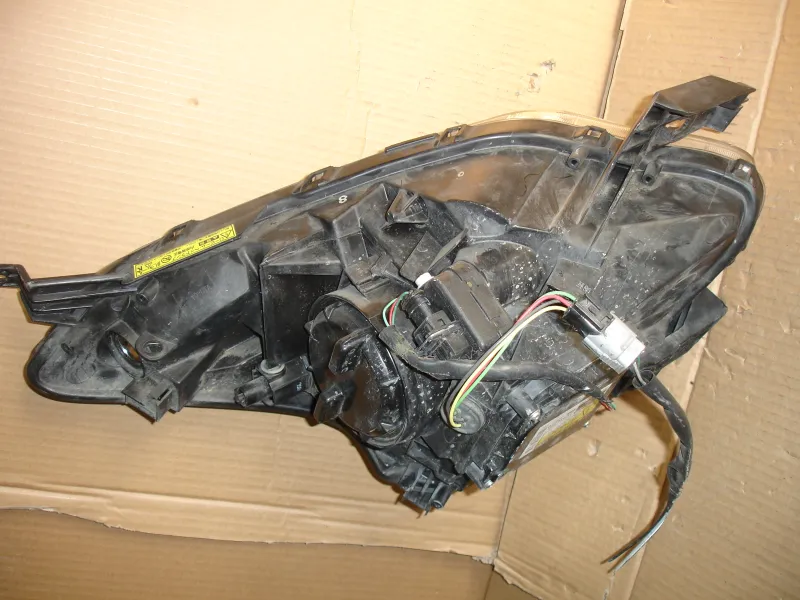 Фары оптика Toyota Ractis NCP100 ксенон Цена указана за одну