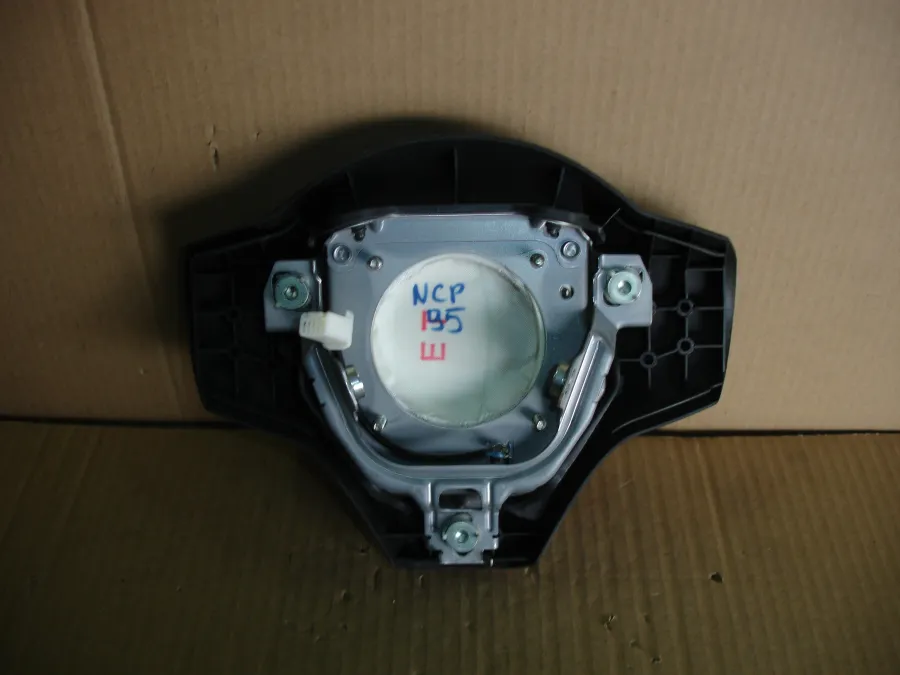 Аирбаг водительский на Toyota Vitz NCP95