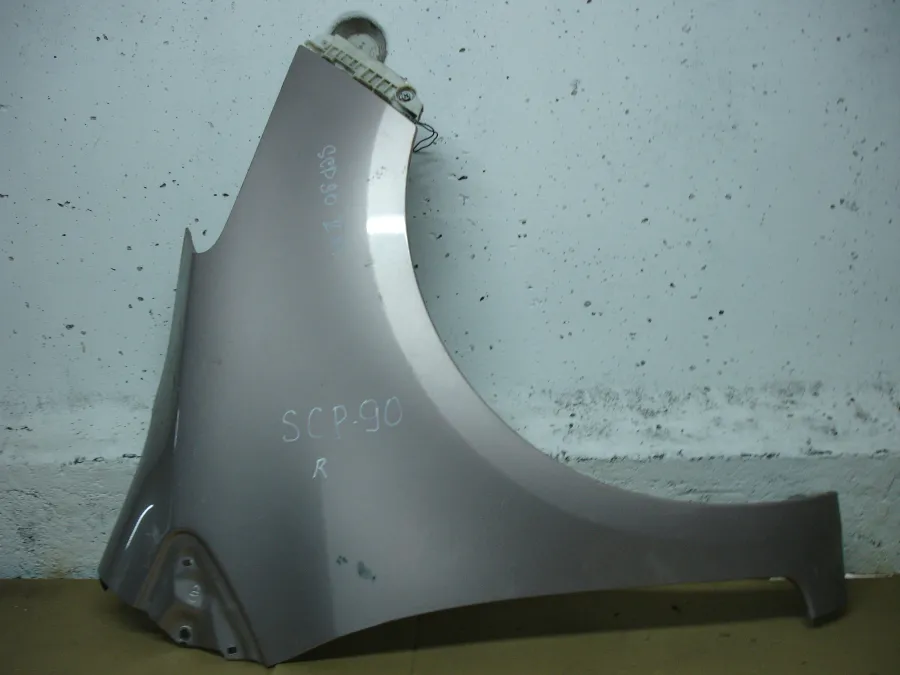 Крыло переднее правое Toyota Vitz SCP90 серое