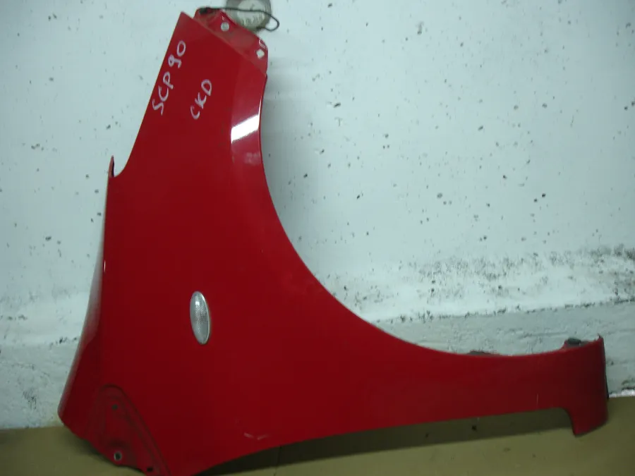 Крыло переднее правое Toyota Vitz SCP90 красное