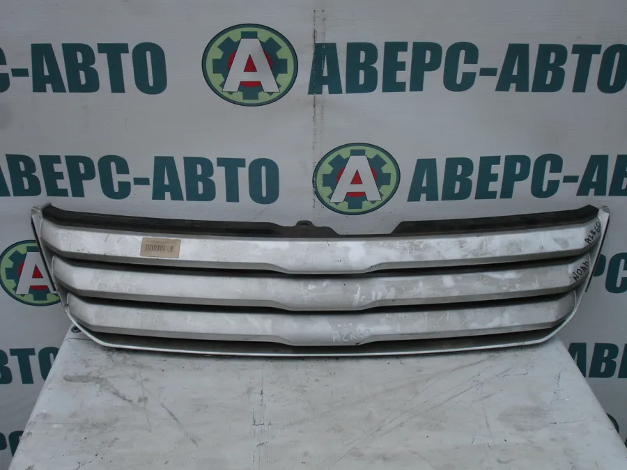 Решетка радиатора Toyota Noah AZR60