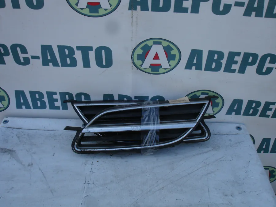 Решетка радиатора Nissan Tino V10 QG18DE