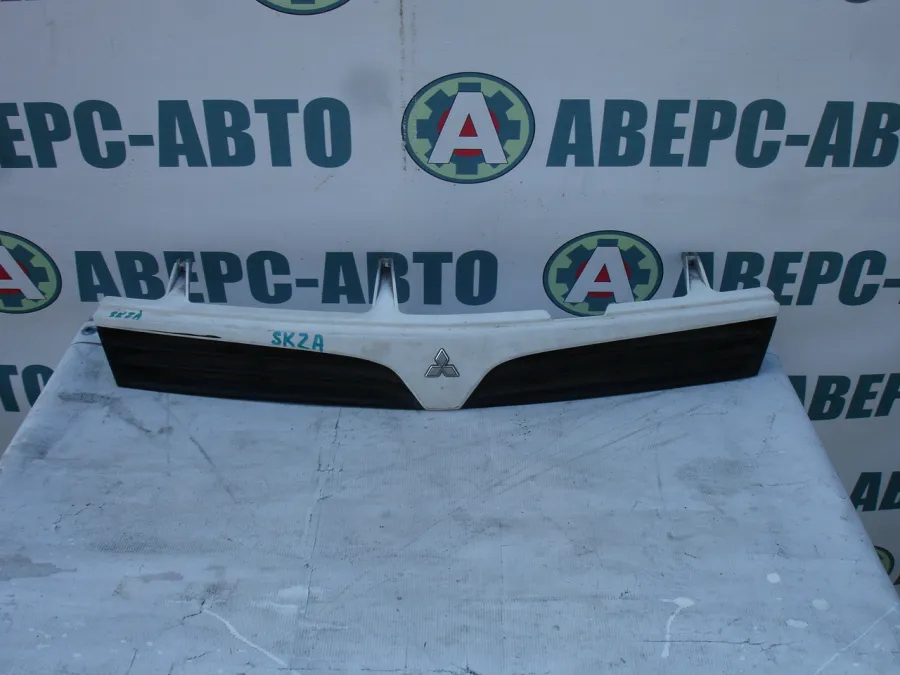 Решетка радиатора Mitsubishi Lancer CS2V