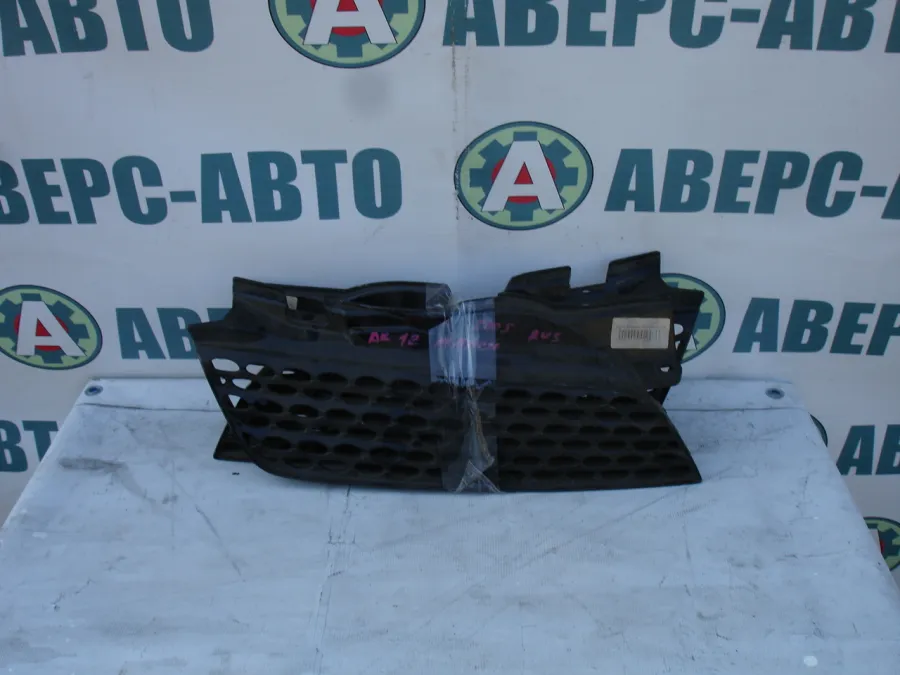 Решетка радиатора Nissan March AK12