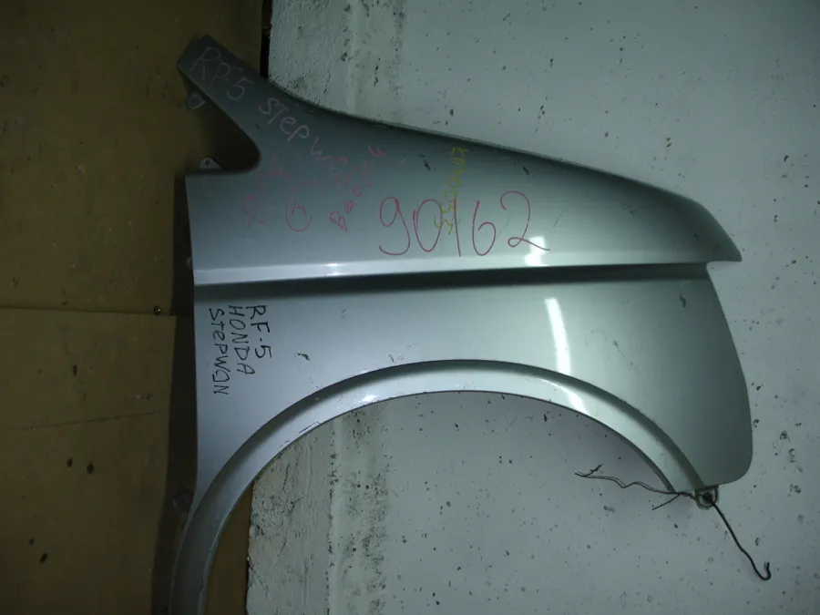 Крыло правое Honda Stepwgn RF5 Серебро