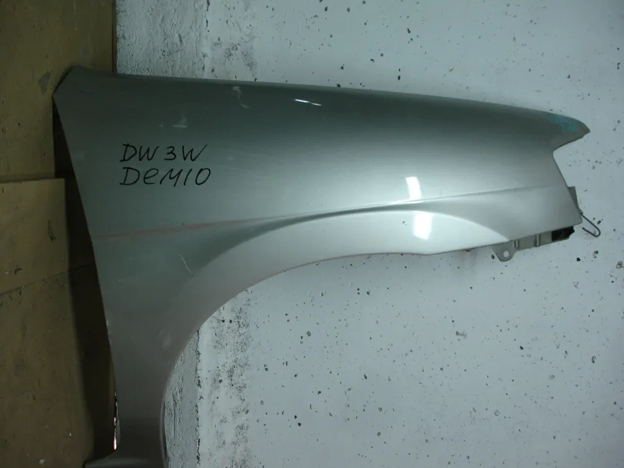 Крыло правое Mazda Demio DW3W Серебро