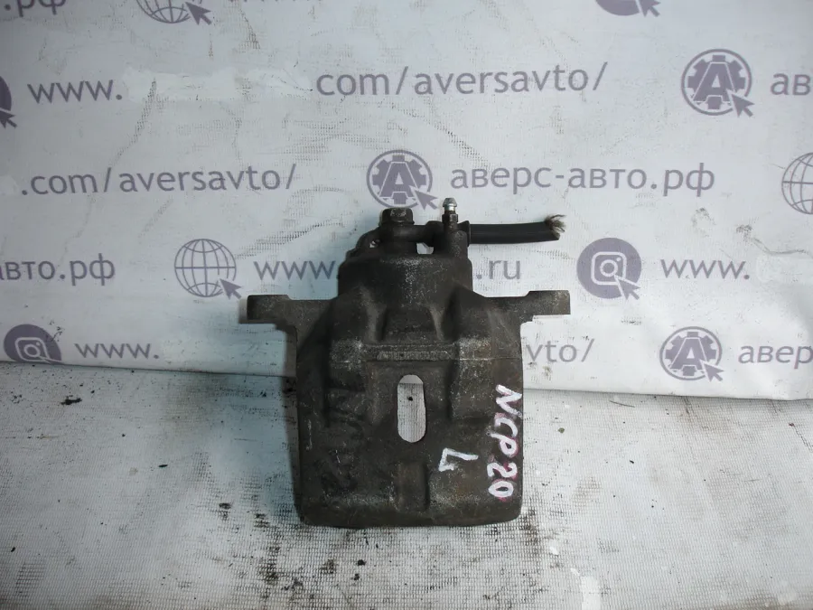 Суппорт левый передний Toyota Funcargo NCP20