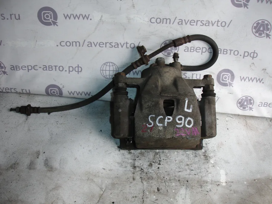 Суппорт левый передний Toyota Vitz SCP90