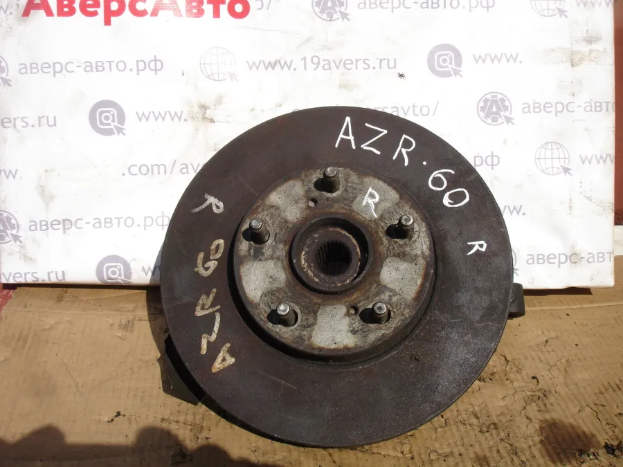 Ступица передняя правая, левая Toyota Voxy AZR60